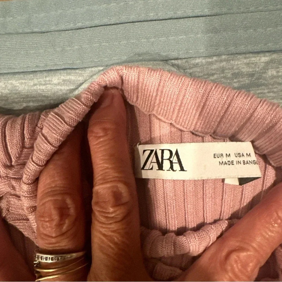 Zara Cropped Knit Ribbed Light Pink Long Sleeve Turtleneck Top
Size M Stretching - Picture 2 of 7
